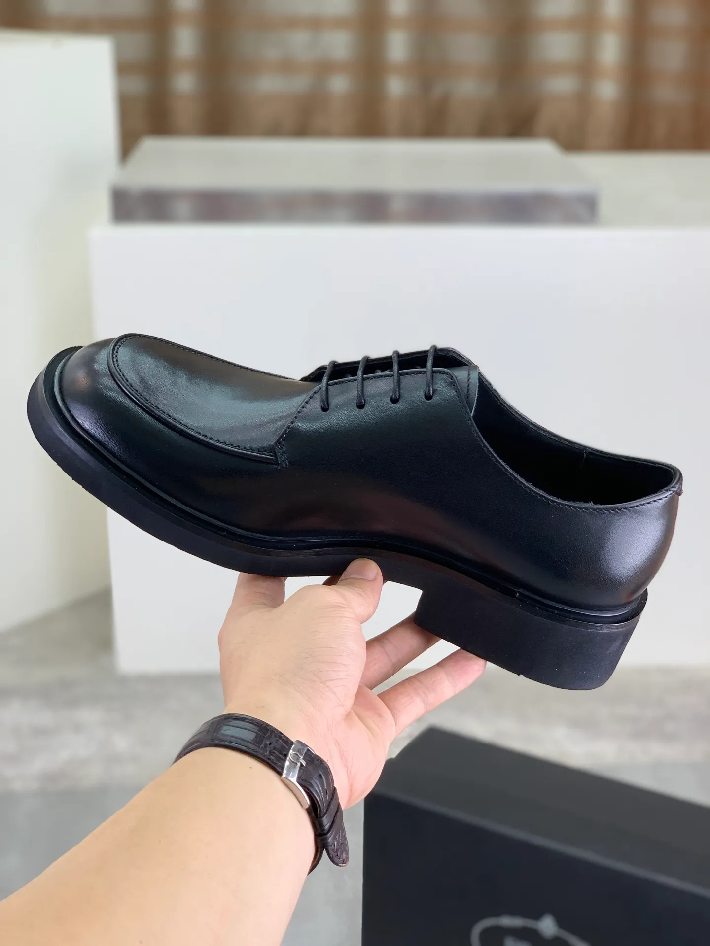 Factory price P840 💰Original quality, top version🔱 ＰＲＡＤＡPrada. Men's business casual leather shoes, top quality cow leather. 1:1 shipment ⬆️Luxurious and noble, all made of imported original first-layer fine suede cowhide, just to create a more comfortable wearing experience. Upper: original comfortable open-edge bead-rubbed calfskin ➕Top imported water-dyed full cow lining, original high-end lightweight and comfortable TPU combination bottom ✔️Code number: 39-44 (38 45 Can be customized)
